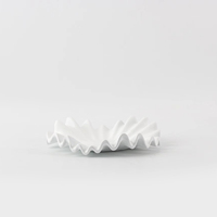 Assiettes à fruits modernes décoratives en résine, écologiques, noires et blanches, solides et durables, pour la maison, les villas et les tables de mariage (vente en gros)