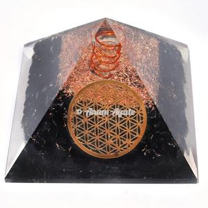 Grossiste de pyramides orgones en tourmaline noire avec symbole de vie floral sculpté pour l'énergie de guérison - Product Image 1