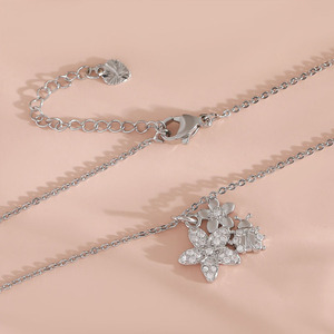 Collier ras-du-cou réglable avec pendentif deux fleurs pavées <span class=keywords><strong>de</strong></span> zircon, en cuivre épais plaqué bicolore, délicat, pour un effet amincissant et un style superposé printanier - Product Image 4