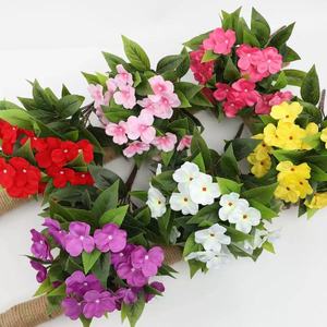 Bouquet de fleurs artificielles rouge et blanc en plastique et soie, avec fil, pour décoration intérieure et extérieure, fabriqué en Chine - Product Image 2