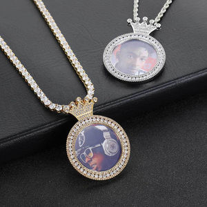 Collier pendentif photo ovale en argent sterling plaqué or, personnalisé avec gravure de couronne, bijoux de haute qualité - Product Image 1