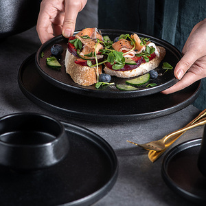 Bol à pied haut en céramique noir mat de luxe et <span class=keywords><strong>ensemble</strong></span> d'assiettes occidentales <span class=keywords><strong>Design</strong></span> portable pour le service de soupe de salade de soupe de nouilles de riz - Product Image 3