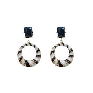 Pendientes de Aro Geométricos Vintage con Rayas y Engaste de Bisel, Poste de Tungsteno Bañado en Oro de 18K para Uso Diario Femenino - Product Image 4