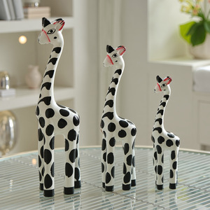 Juego de jirafas adorables de madera hechas a mano, familia de tres, decoración para sala de estar, estilo minimalista, paquete de varias piezas - Product Image 3