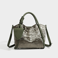 Sac seau de luxe en velours pour femme, structuré, avec poignée supérieure, détail nœud, breloque et bandoulière réglable