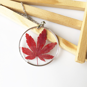 Collana con Foglia di Acero Rosso Essiccata Autunnale in Resina, Souvenir Canadese in Argento 45mm, Regalo Ideale per Lei - Product Image 2