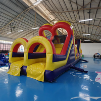 Parcours d'obstacles gonflable avec toboggan et filet de sécurité, château gonflable pour la Journée des sports scolaires et les événements de carnaval