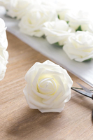 Fleurs Artificielles Combo 25PCS Roses blanches en mousse avec tige pour bricolage Bouquets de mariage centres de table fête décorations pour la maison
