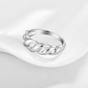 Fabricante OEM anel de prata esterlina 925 irregular punk joia com sinete geométrico listra torcida croissant
