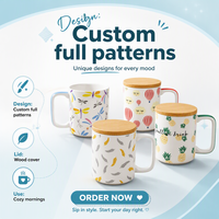 Ensemble de tasses en céramique avec couvercle en bambou, quatre motifs peints à la main : libellule, montgolfière, plume, ananas avec accent rayé sur la poignée, cadeau