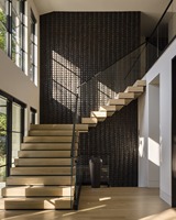 Escalier flottant contemporain à marches empilées avec monte-escalier fermé en chêne blanc et éclairage LED
