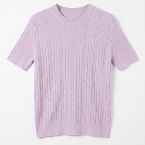 Pull en maille torsadée rose à strass pour femme, manches courtes, col rond, élégant, scintillant, coupe ajustée, fabrication artisanale de qualité - Product Image 1