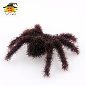 Décoration d'araignées floquées FANKASI, 6 pièces, accessoires de fête d'Halloween, araignées douces et réalistes pour la décoration de maison hantée, bar, KTV - Product Image 2