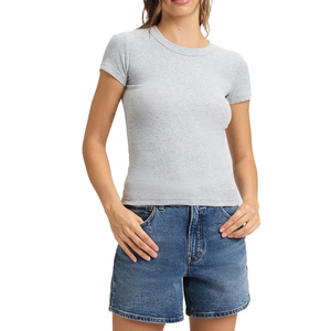 T-shirt court décontracté pour femme, style quotidien, conçu pour une utilisation confortable, avec un look frais et un attrait naturel. - Product Image 1