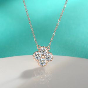 Collar Versátil con Colgante de Trébol de Cuatro <span class=keywords><strong>Hojas</strong></span> en Plata de Ley S925 y Moissanita - Product Image 3