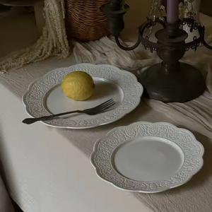 Services <span class=keywords><strong>de</strong></span> vaisselle en céramique nordique embossée avec bords festonnés, services <span class=keywords><strong>de</strong></span> vaisselle en <span class=keywords><strong>porcelaine</strong></span> <span class=keywords><strong>blanche</strong></span> pour restaurants et services <span class=keywords><strong>de</strong></span> traiteur - Product Image 3