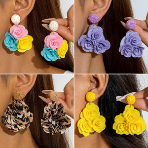 Pendientes de Tela 3D con Forma de Rosa y Perlas, Modernos, de Aleación, para Mujer, para Fiestas y Eventos - Product Image 2