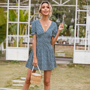 Nouvelle arrivée, vente en gros, robe décontractée pour femme, imprimé floral d'été, col en V sexy, manches courtes - Product Image 1