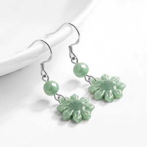 Pendientes de plata S925 con jadeíta natural de grado A en forma de girasol. Estos son pendientes de piedra tipo jade de estilo antiguo para mujer. - Product Image 3