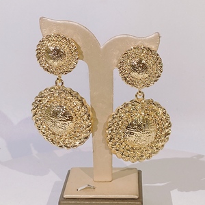 Vente en gros <span class=keywords><strong>de</strong></span> boucles <span class=keywords><strong>d</strong></span>'oreilles <span class=keywords><strong>de</strong></span> fête pour femmes nouvelle mode boucles <span class=keywords><strong>d</strong></span>'oreilles <span class=keywords><strong>chapeau</strong></span> <span class=keywords><strong>de</strong></span> <span class=keywords><strong>paille</strong></span> style italien plaqué or 18 carats - Product Image 1