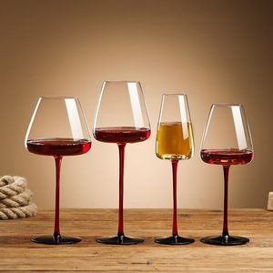 Calice da Vino Rosso in Stile Nordico di Lusso, Corpo Rosso e Base Nera, Fondo Concavo in Cristallo per Uso Domestico - Product Image 1