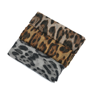 Pañuelo plano de lana para mujer, estilo Baotou, con estampado clásico de leopardo, protección solar, para viajes transfronterizos, de hilo de Bali, para el cabello - Product Image 2