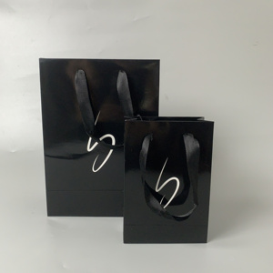 Sacchetto di carta patinata nero lucido di lusso all'ingrosso di alta qualità con Logo personalizzato per l'imballaggio del regalo del negozio al dettaglio di vestiti - Product Image 4