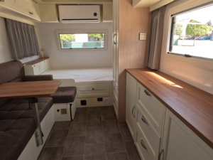 Caravane de <span class=keywords><strong>camping</strong></span> moderne pour 4 personnes, design léger, fabrication OEM/ODM, double essieu, pour une vie en plein air - Product Image 5