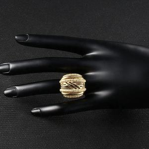 Grande bague statement en cristal pour femme, plaquée or 18 carats, bijou de luxe pour le doigt, nouveau design, bague cocktail DiamondClarity, inaltérable - Product Image 3