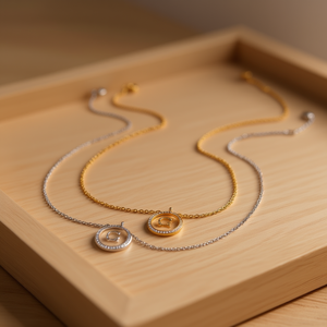 Collana con Ciondolo a Forma di Lettera G con Diamante, Catena da 2 Cm in Acciaio, Tono Oro e Argento - Product Image 2