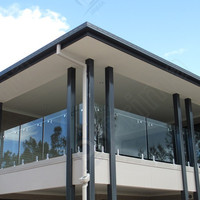 Système de garde-corps en verre contemporain avec fixation par pince, en acier inoxydable, pour terrasse, balcon et piscine