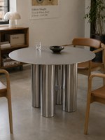 Table à manger minimaliste de style italien en acier inoxydable résistant aux rayures, personnalisable, avec pieds à trois colonnes, inspirée des designers