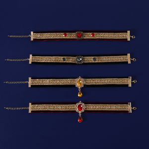 Collana per Gatti Abyssiniani in Velluto Nobile con Rubino e Zaffiro, Catena in Bambù, Accessorio Fotografico di Lusso Leggero - Product Image 4