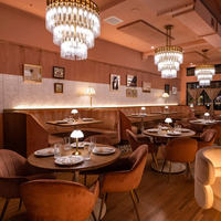 Ensemble de mobilier de restaurant de luxe tout-en-un en velours rose, chaises courbes personnalisées et tables en bois pour hôtel, café, salon