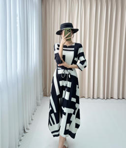 Robe plissée mi-longue Issey Miyake, style rétro français, blocs de couleur noir et blanc, version trapèze, texture plissée, contraste de couleurs classique - Product Image 2