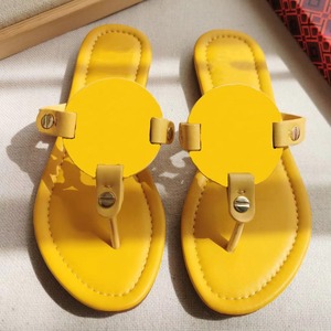 Sandalias de Dedo Planas de PU con Remaches Metálicos, Estilo 2026, para Playa, Casuales, con Decoración Redonda, Calzado de Diseño para Mujer - Product Image 1