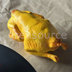 Modelo de exhibición de pollo asado realista para restaurantes de barbacoa y ahumados, elaborado en PU, con acabado dorado brillante y efecto de goteo, duradero, para exhibición de alimentos en pared. - Product Image 2