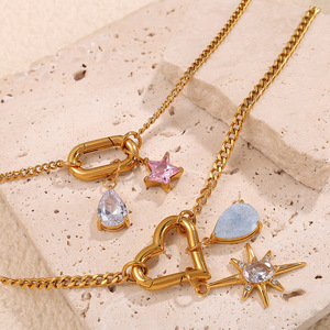 Galería de Gemas Celestiales |   Dijes de Acero Inoxidable Chapados en Oro PVD de 18K |   Colgantes de Piedras Naturales Druzy y Gemas Facetadas con Forma de Estrella, Sol y Luna - Product Image 2