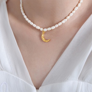Collar de Moda con Colgante de Luna Chapado en Oro de Acero Inoxidable y Cadena de Perlas de Agua Dulce - Product Image 3