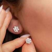 Anting-anting stud moissanite hip hop antialergi berlapis emas putih 14K, perak sterling 925, desain bunga bulat bertabur, untuk wanita dan pria