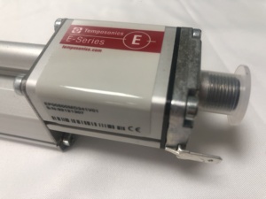 Capteur de déplacement linéaire Temposonics série E EP00050MD341A01 avec fixation magnétique, corps en acier moulé et course minimale - Product Image 3