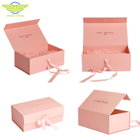 Boîte cadeau de luxe rose carrée en carton ondulé avec ruban, fermeture magnétique, style livre