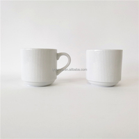 Vente de gros Vaisselle en porcelaine gaufrée à rayures de qualité supérieure-Ensemble complet avec tasses, bols, assiettes, coquetiers