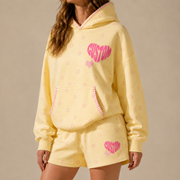 Ensemble décontracté pour femme : sweat à capuche oversize à épaules tombantes et short, imprimé floral micro-pépites sur toute la surface, avec bordure et motif cœur sérigraphié