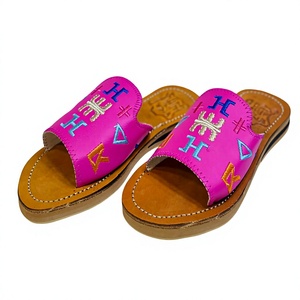 Babouches marocaines pour hommes, fabriquées à la main, brodées et embossées, style OEM ODM, à enfiler, pour usage domestique, intérieur et extérieur. - Product Image 6