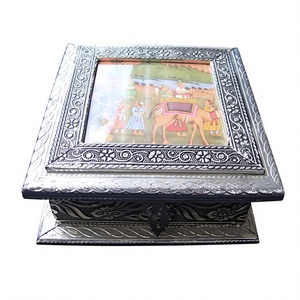 Caja de Metal Plateada Rectangular con Diseño Pintado de Arte Folclórico, Caja Decorativa Coleccionable para Guardar Joyas - Product Image 1