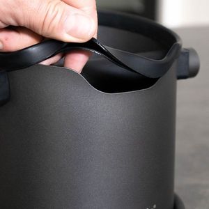 Caja de desechos de café de acero inoxidable de 1.8L con almohadilla antideslizante de silicona, diseño profundo para fácil eliminación de restos, boca oblicua a prueba de derrames - Product Image 2