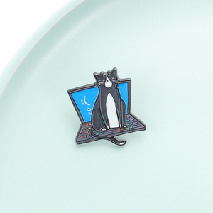Pin Esmaltado Personalizado de Gato con Pantalla Azul para Laptop, Broche Divertido de Animal, Joyería de Moda, Insignia para Ingeniero de Software - Product Image 1