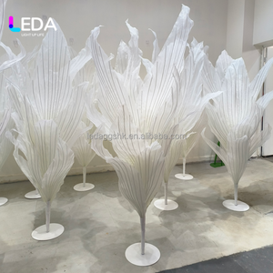 LEDA Factory - Fleurs géantes en organza de soie faites à la main sur mesure - Centre de table - Installation artistique - Soie pour la décoration de mariage - Product Image 3