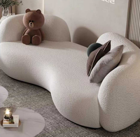 Canapé en tissu élégant et courbé avec rembourrage moelleux pour salon spacieux et appartement
